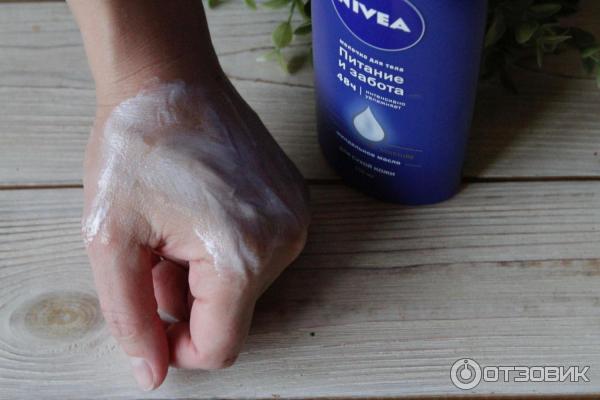 Питательное молочко для тела Nivea Для очень сухой кожи с миндальным маслом фото