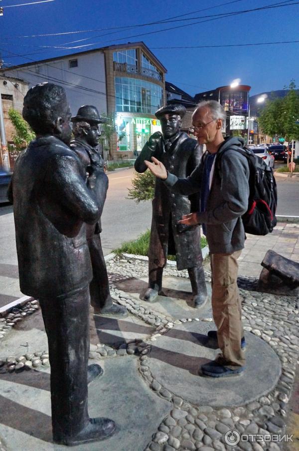 Памятник в дербенте трем. Город Дербент улица Пушкина. Дербент памятник трем религиям. Улица Горького Дербент. Улица счастливых людей Дербент.