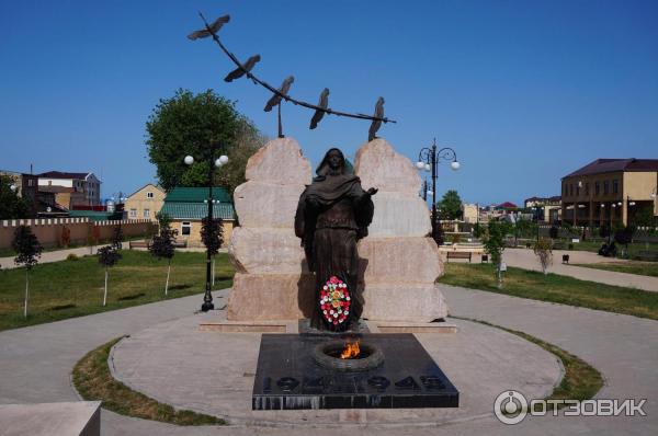 Памятник в дербенте трем. Дагестан Дербент достопримечательности. Дербент Центральная площадь. Дербент достопримечательности набережная. Памятники города Дербента в Дагестане - 2003 год.