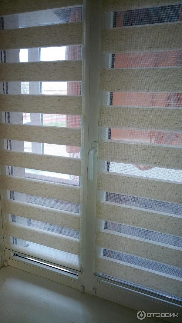 Снять жалюзи день ночь. Стирка жалюзи рулонные. Снять жалюзи день ночь. Рольшторы день ночь. Монтаж жалюзи день ночь на пластиковые окна.