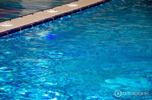 Плавательный бассейн феодосия. Алые паруса феодосия. Феодосия бассейн с подогревом. Феодосия отели с бассейном. Феодосия алые паруса бассейн фото.