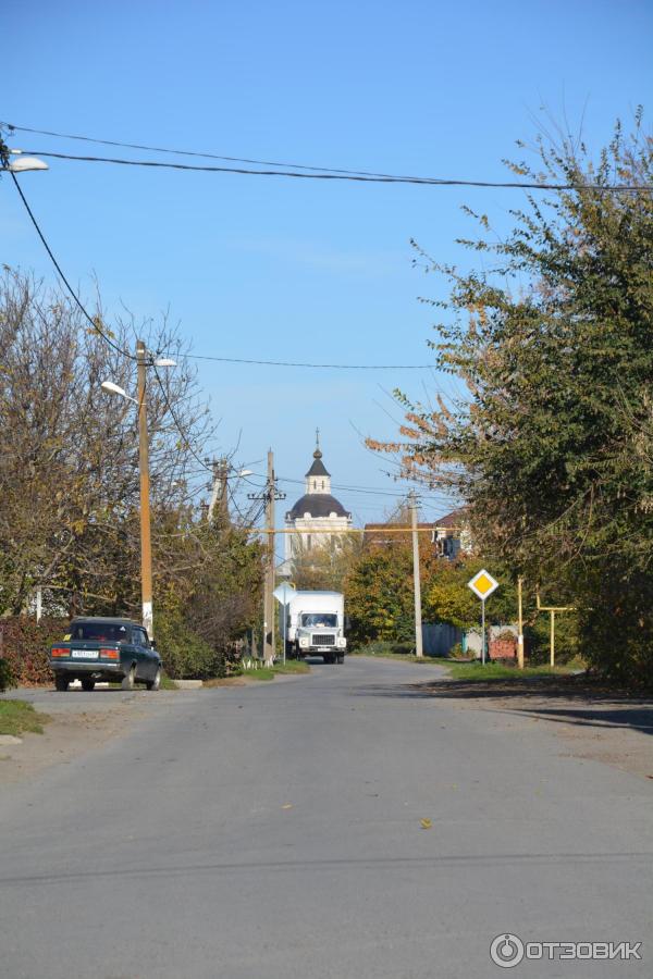 Вдалеке Преображенская церковь
