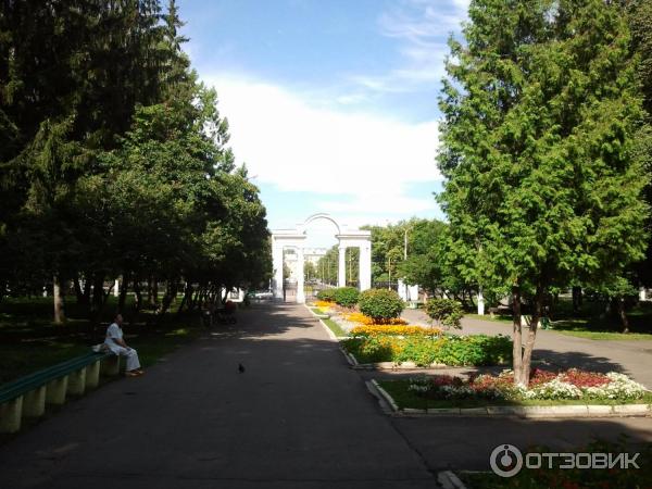 Вход в парк Мира, вид из парка