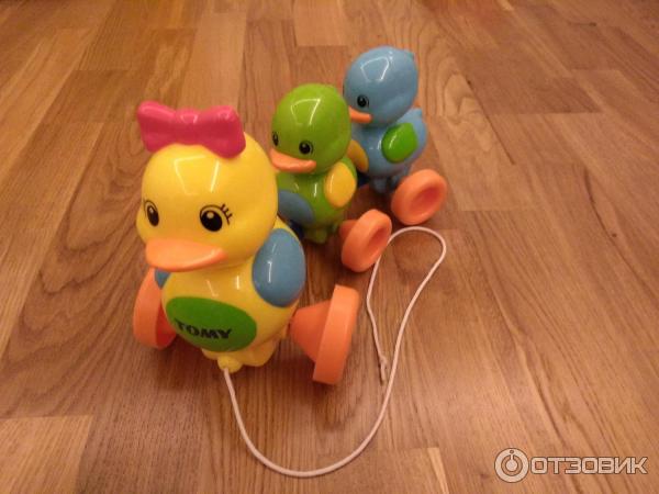 Игрушка-каталка Tomy Семейство уточек фото