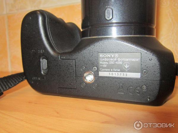 Низ цифрового фотоаппарата Sony Cyber-shot DSC-H200